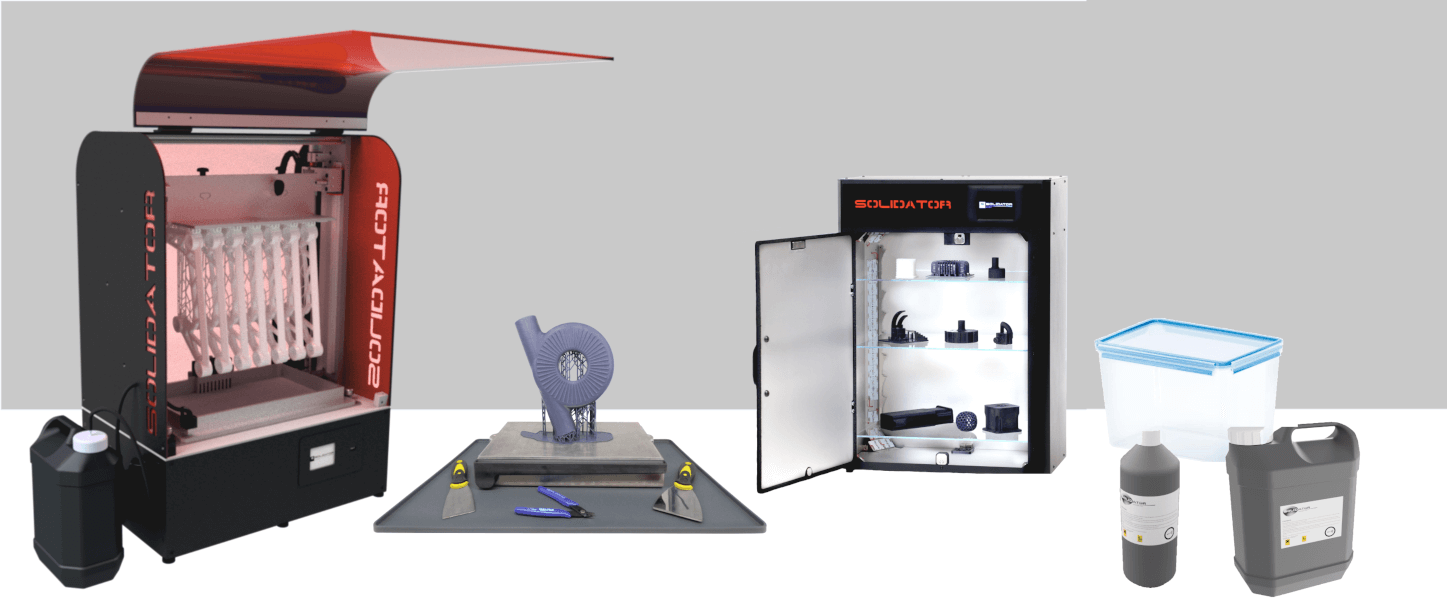 Solidator 3+ 3D-Drucker mit 3D gedruckten mechanischen Halterung aus Harz. Außerdem Zubehör wie Behälter für Harz und eine UV-Curebox zum Nachhärten der 3D-Drucke
